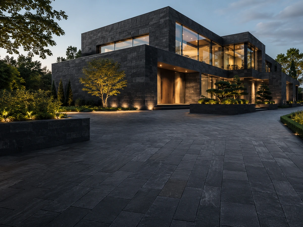 Fachada residencial con piedra oscura texturizada